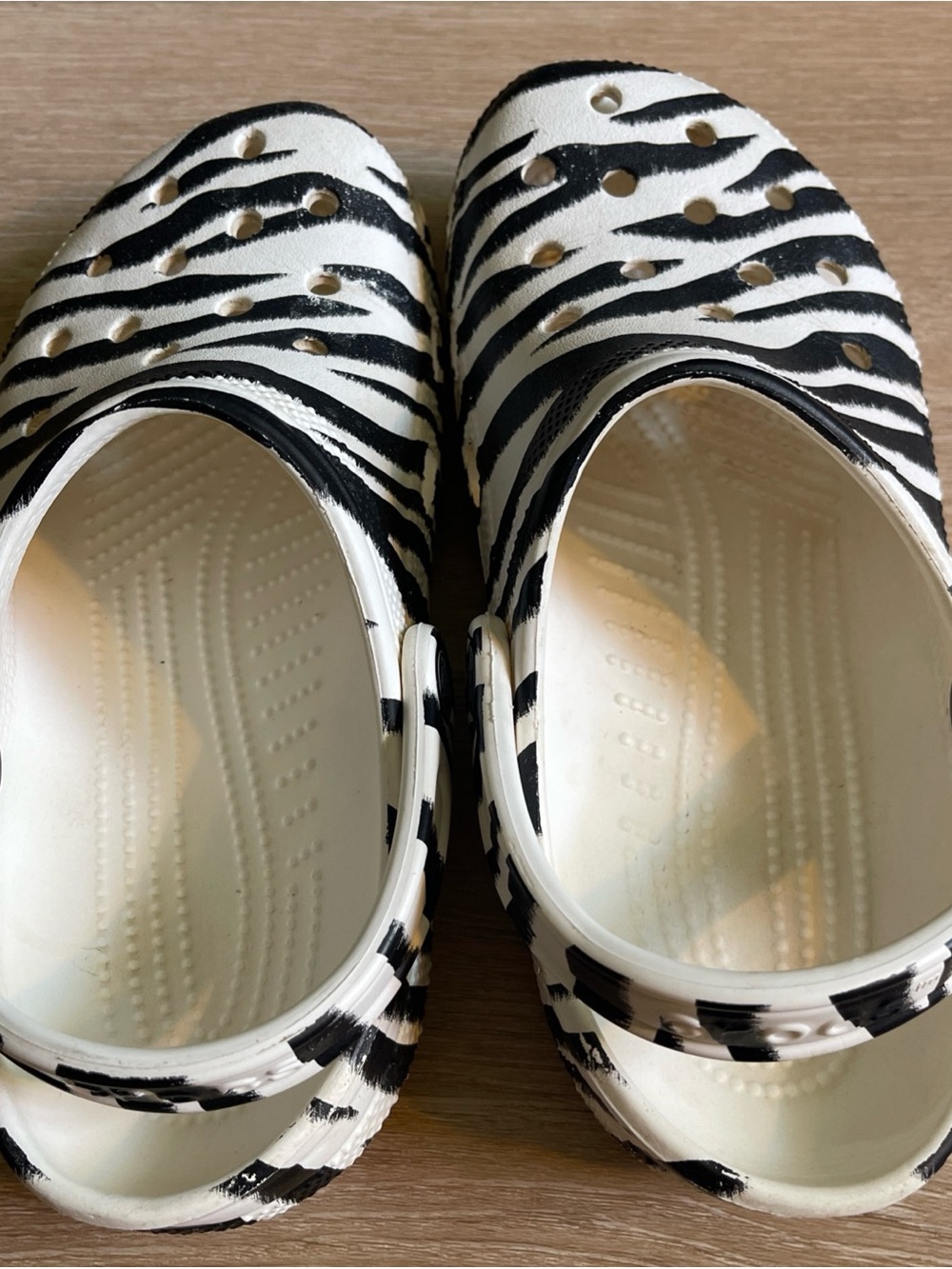 CROCS Black and White Zebra Stripe Animal Print Slip on Clogs Women’s 8 Men’s 6 - Picture 5 of 8